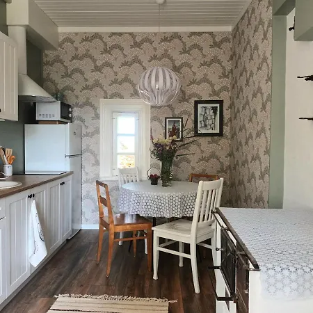 Sallimeister Linda Kuelalistemaja. Villa