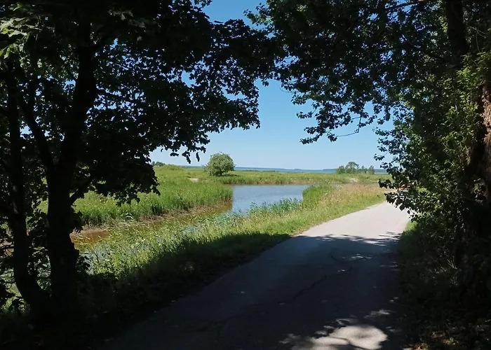 Sallimeister Linda Kuelalistemaja. * Haapsalu